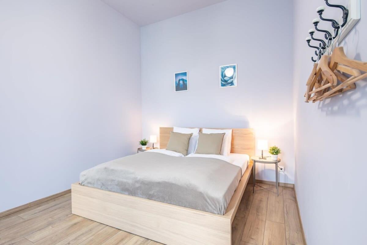 - New - Very Comfy Budapest