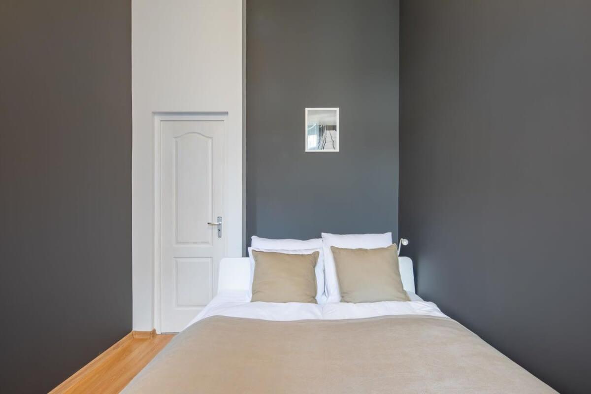 - New - Very Comfy Budapest